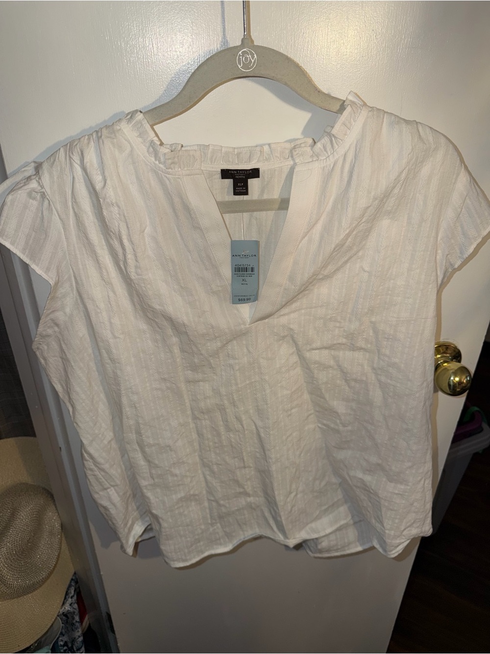 Ann Taylor White Textured V-Neck Short Sleeve Blouse